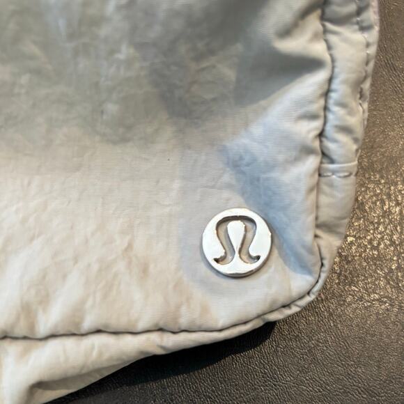 Lululemon Everywhere Belt Bag IL, Crossbody, Light Gray, Sold Out Color - Picture 3 of 5